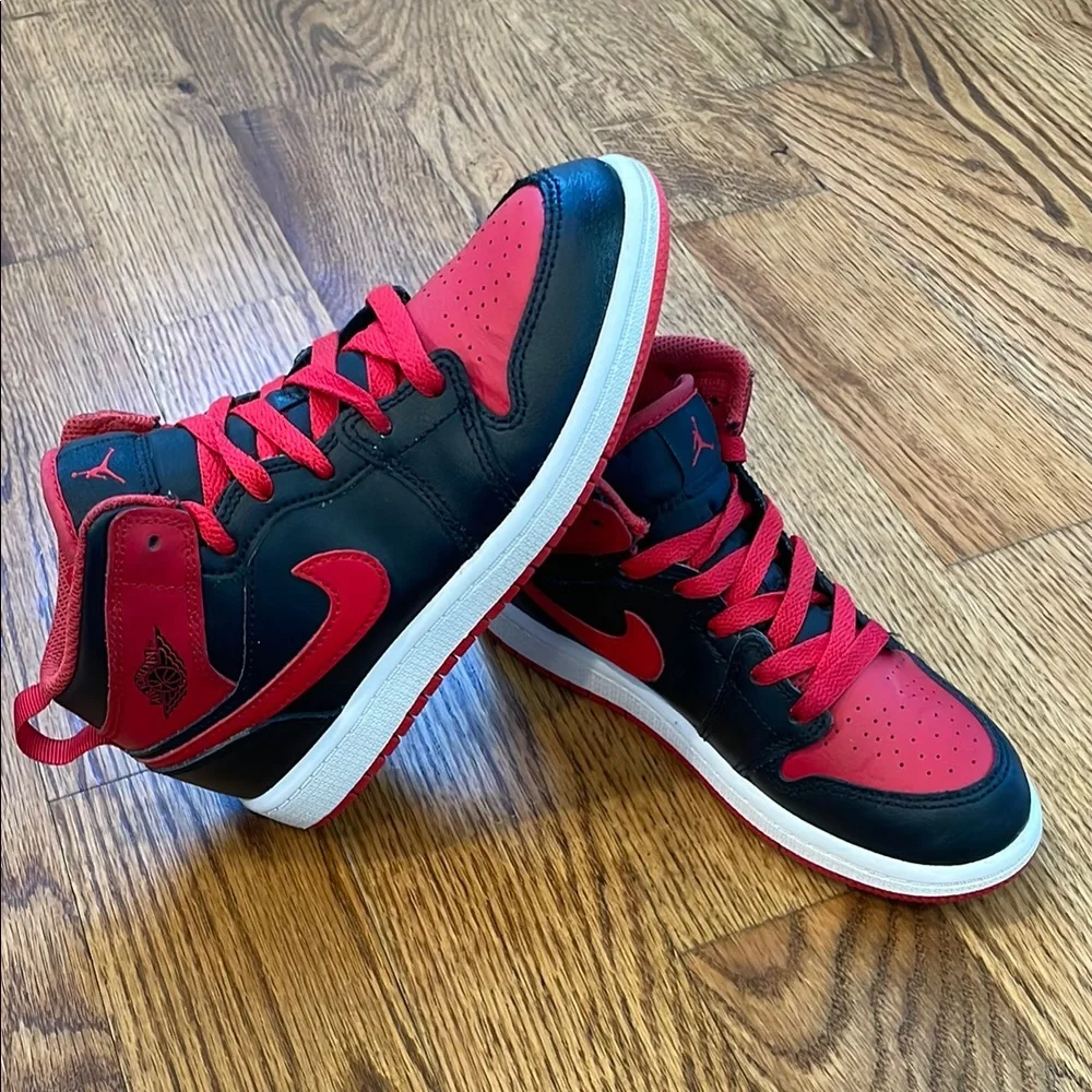 Jordan 1 Retro High Bred Sneakers/Shoes. Size 1Y. Like New Condition.